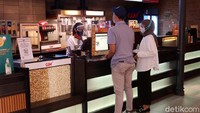 Namun sepekan setelah dibuka, kunjungan ke bioskop di Kota Bandung, Jawa Barat belum mengalami peningkatan.