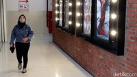 Pantauan detikcom, Sabtu (17/10/2020) siang di CGV Cinemas Bandung Electronic Centre (BEC) Kota Bandung, hanya terlihat sejumlah pengunjung.