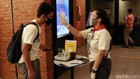 Bioskop beroperasi dengan penerapan protokol kesehatan.
