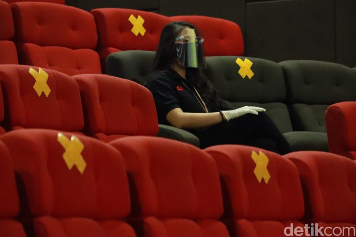 Sepekan dibuka, kunjungan ke bioskop di Kota Bandung, Jawa Barat belum mengalami peningkatan kunjungan. Jumlahnya tak sampai setengah kapasitas.