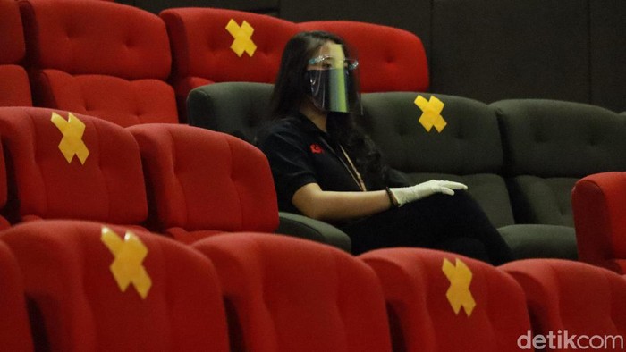 Sepekan dibuka, kunjungan ke bioskop di Kota Bandung, Jawa Barat belum mengalami peningkatan kunjungan. Jumlahnya tak sampai setengah kapasitas.