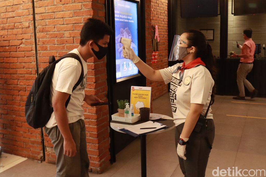 Sepekan dibuka, kunjungan ke bioskop di Kota Bandung, Jawa Barat belum mengalami peningkatan kunjungan. Jumlahnya tak sampai setengah kapasitas.
