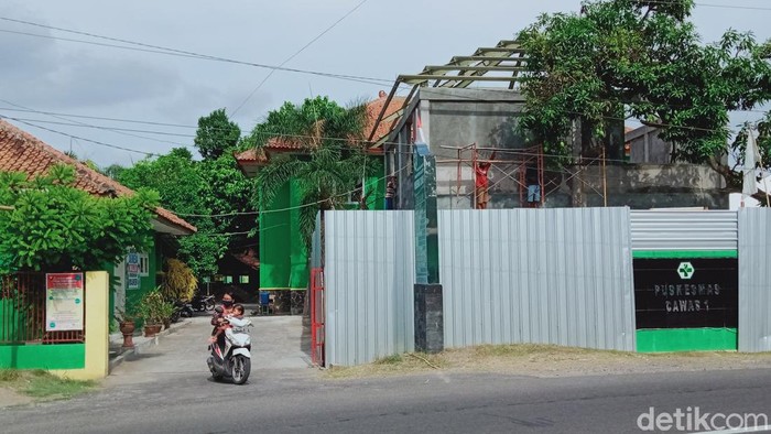 Suasana di Puskesmas Cawas, Klaten. Bangunan bagian depan sedang direhab, Sabtu  (17/10/2020).