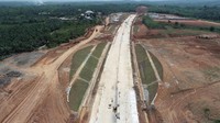 Sedangkan ruas Lubuk Linggau – Curup – Bengkulu (96 km) yang saat ini telah dimulai konstruksinya yakni seksi 1 Bengkulu – Taba Penanjung (18 km) termasuk pesat dalam pembangunannyadengan progres konstruksi mencapai 51% dan progres pembebasan lahan mencapai 70%. Pada foto adalah penampakan ruas Lubuk Linggau - Curup - Bengkulu seksi Bengkulu - Taba Penanjung. Pool/PT Hutama Karya.