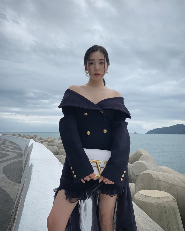 Tiffany Young lahir dengan nama Stephanie Young Hwang di San Fransisco, California, Amerika Serikat. Ia besar di Diamond Bar, California dan terinspirasi oleh solois KPop BoA. Saat umur 15 tahun, vokalis Girls’ Generation ini pindah ke Korea Selatan setalah di-casting SM Entertainment.  Foto: Instagram/@tiffanyyoungofficial