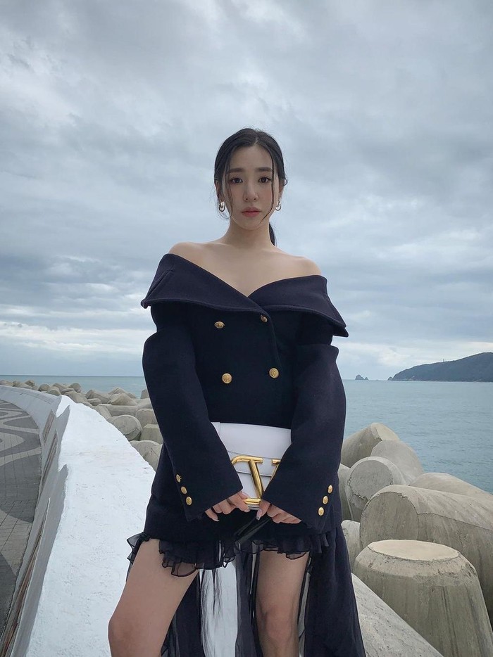 Gaya seksi Tiffany Young di acara Valentino.