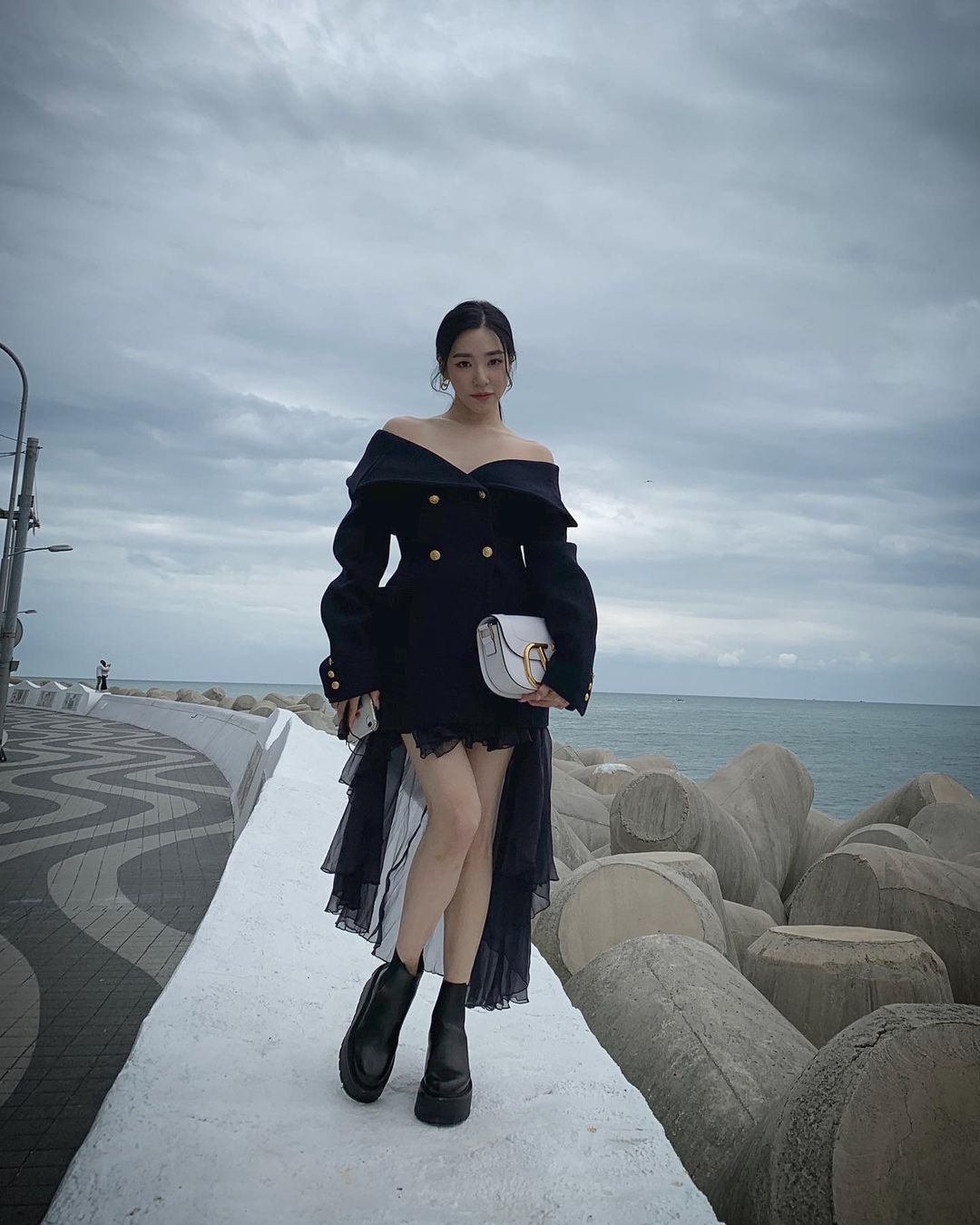 Gaya seksi Tiffany Young di acara Valentino.