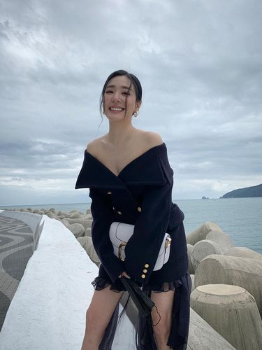 Gaya seksi Tiffany Young di acara Valentino.