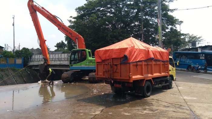 Truk mengangkut sampah di Pitu Air Manggarai, Jakarta.