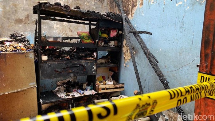 Al-Qur'an dan Buku Yasin Ini Utuh dalam Rumah yang Ludes Terbakar Tiga rumah di Jalan Dapuan Tegal IX Surabaya terbakar. Dalam salah satu rumah yang ludes terbakar itu ditemukan Al-Qur'an dan buku Yasin yang masih utuh.