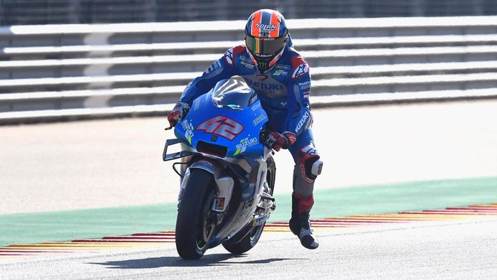 ALCANIZ, SPAIN - OCTOBER 17: Alex Rins of Spain and Team Suzuki ECSTAR heads down a straight during the qualifying for the MotoGP of Aragon at Motorland Aragon Circuit on October 17, 2020 in Alcaniz, Spain. (Photo by Mirco Lazzari gp/Getty Images)