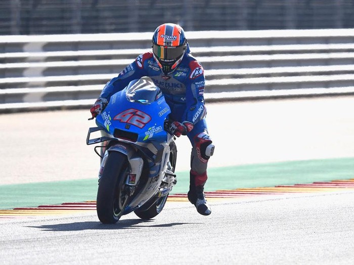 ALCANIZ, SPAIN - OCTOBER 17: Alex Rins of Spain and Team Suzuki ECSTAR heads down a straight during the qualifying for the MotoGP of Aragon at Motorland Aragon Circuit on October 17, 2020 in Alcaniz, Spain. (Photo by Mirco Lazzari gp/Getty Images)