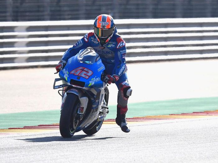 Alex Rins ALCANIZ, SPAIN - OCTOBER 17: Alex Rins of Spain and Team Suzuki ECSTAR heads down a straight during the qualifying for the MotoGP of Aragon at Motorland Aragon Circuit on October 17, 2020 in Alcaniz, Spain. (Photo by Mirco Lazzari gp/Getty Images)
