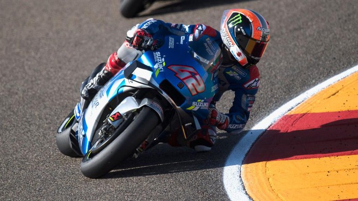 ALCANIZ, SPAIN - OCTOBER 17: Alex Rins of Spain and Team Suzuki ECSTAR rounds the bend  during the qualifying for the MotoGP of Aragon at Motorland Aragon Circuit on October 17, 2020 in Alcaniz, Spain. (Photo by Mirco Lazzari gp/Getty Images)