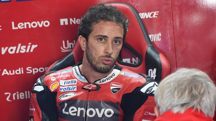 andrea dovizioso ducati motogp 2020 motogp aragon 2020 ALCANIZ, SPAIN - OCTOBER 16: Andrea Dovizioso of Italy and Ducati Team speaks in box during the free practice for the MotoGP of Aragon at Motorland Aragon Circuit on October 16, 2020 in Alcaniz, Spain. (Photo by Mirco Lazzari gp/Getty Images)