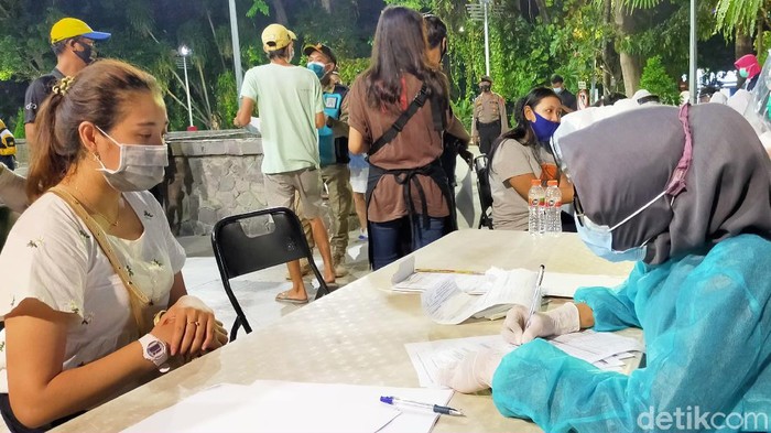 Asyik Nongkrong di Taman Bungkul, Ratusan Warga rapid test