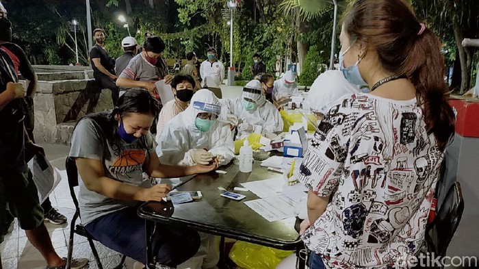 Asyik Nongkrong di Taman Bungkul, Ratusan Warga rapid test