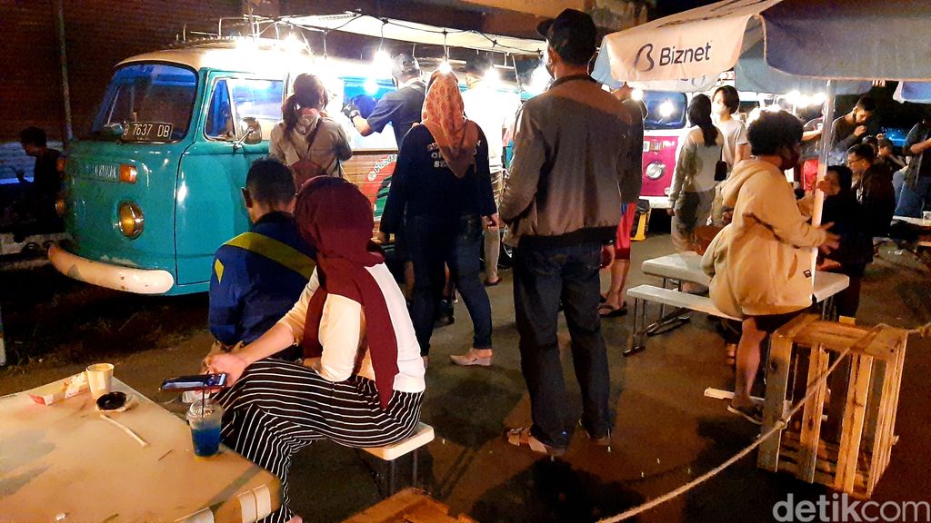 Bertahan Saat Pandemi 'Parkiran Dejafoo' Sajikan Makanan dengan Konsep  Food Truck