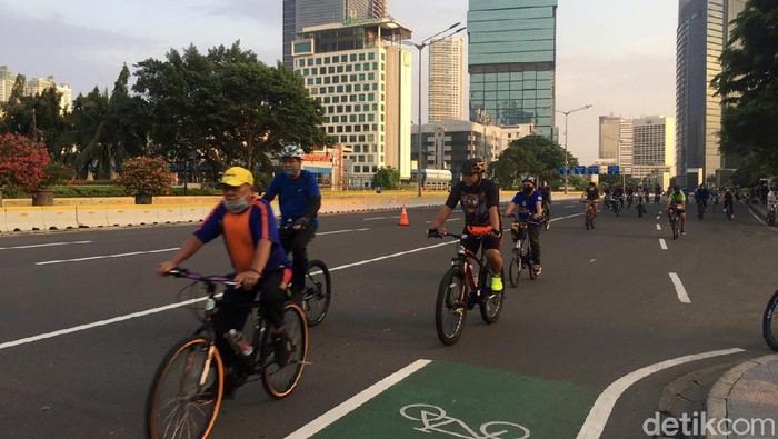 DKI PSBB Transisi, Sudirman-Thamrin Tetap Ramai di Minggu Pagi DKI PSBB Transisi, Sudirman-Thamrin Tetap Ramai di Minggu Pagi