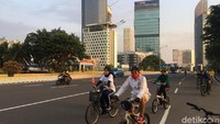 Petugas mengamankan jalur sepeda dari pukul 5:30 hingga pukul 10.00 WIB. (Foto: Defara Millenia Romadhona/detikHealth)