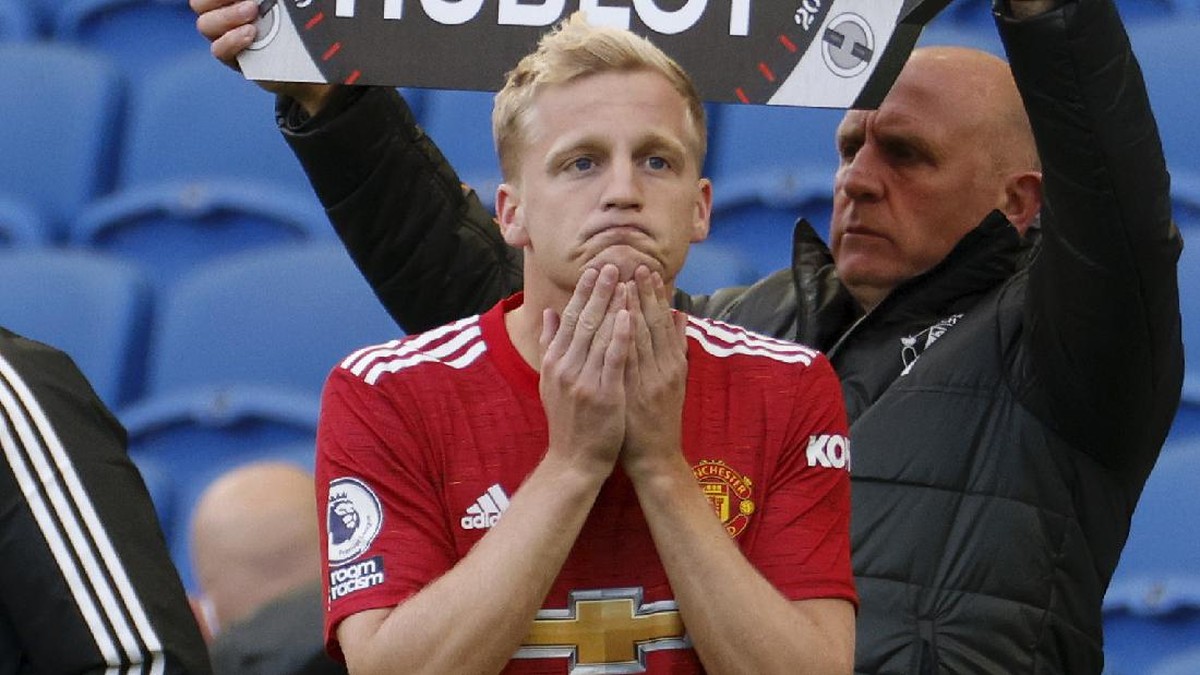 Legenda Belanda Ronald de Boer mewajarkan keputusan Ole Gunnar Solskjaer banyak membangku cadangkan Donny van de Beek (Foto: Getty Images/JOHN SIBLEY)