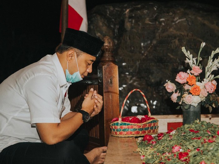 Cawali Kota Surabaya nomor urut 1, Eri Cahyadi berziarah ke makam Presiden RI pertama Ir Soekarno di Blitar. Mengenakan baju putih dan songkok hitam, Eri tampak didampingi Ketua DPC PDI Perjuangan Surabaya Adi Sutarwijono.