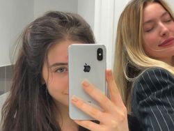 Putri Cantik Steve Jobs Sering Pamer iPhone