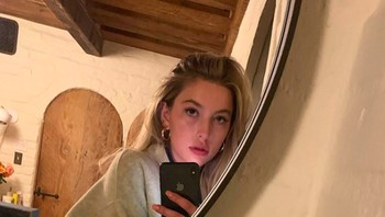 Gadis berparas cantik ini juga cukup sering berpose selfie menggunakan iPhone. Foto: Instagram