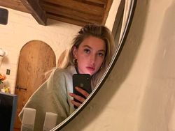 Putri Cantik Steve Jobs Sering Pamer iPhone