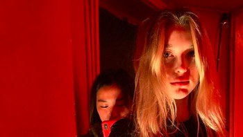 Potret dalam suasana remang-remang dengan iPhone. Foto: Instagram