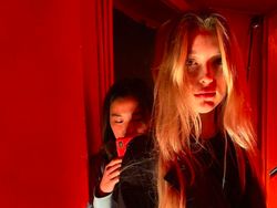 Putri Cantik Steve Jobs Sering Pamer iPhone