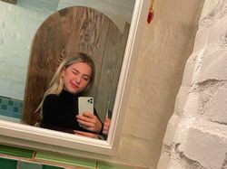 Putri Cantik Steve Jobs Sering Pamer iPhone