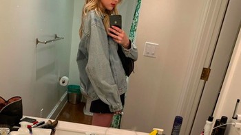 Selfie di kamar mandi memakai iPhone. Foto: Instagram