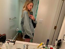 Putri Cantik Steve Jobs Sering Pamer iPhone