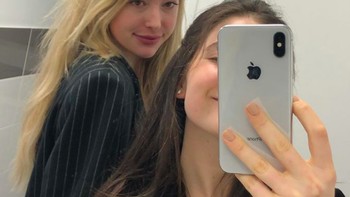 Dalam berbagai kesempatan dan juga terpajang di akun Instagram-nya, Eve ataupun temannya selalu menggunakan iPhone. Foto: Instagram