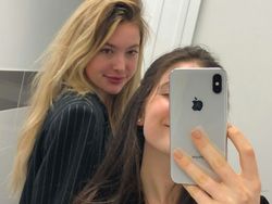 Putri Cantik Steve Jobs Sering Pamer iPhone