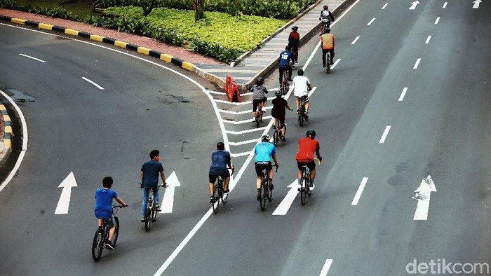 Sejumlah pesepeda bergerombol di Jalan Jend. Sudirman, Jakarta, Minggu (18/10/2020). Bersepeda kini menjadi olahraga dan juga aktifitas pilihan banyak warga DKI Jakarta untuk sekaligus melepas rasa penat saat pemberlakuan PSBB Transisi.