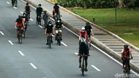 Warga berolahraga sepeda dengan tetap menerapkan protokol kesehatan terkait COVID-19.