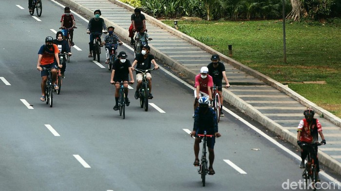 Sejumlah pesepeda bergerombol di Jalan Jend. Sudirman, Jakarta, Minggu (18/10/2020). Bersepeda kini menjadi olahraga dan juga aktifitas pilihan banyak warga DKI Jakarta untuk sekaligus melepas rasa penat saat pemberlakuan PSBB Transisi.