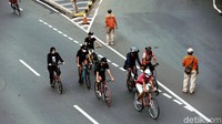 Aktivitas warga di masa PSBB transisi ini mendapat penjagaan dari petugas Satpol PP.