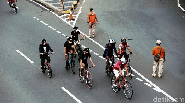 Gaya Sehat Warga bengan Bersepeda di Masa PSBB Transisi Sejumlah pesepeda bergerombol di Jalan Jend. Sudirman, Jakarta, Minggu (18/10/2020). Bersepeda kini menjadi olahraga dan juga aktifitas pilihan banyak warga DKI Jakarta untuk sekaligus melepas rasa penat saat pemberlakuan PSBB Transisi.
