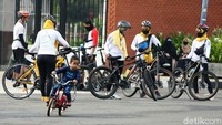 Mayoritas warga datang memadati kawasan ini untuk berolahraga. Mereka datang bersama keluarga hingga kerabat. 