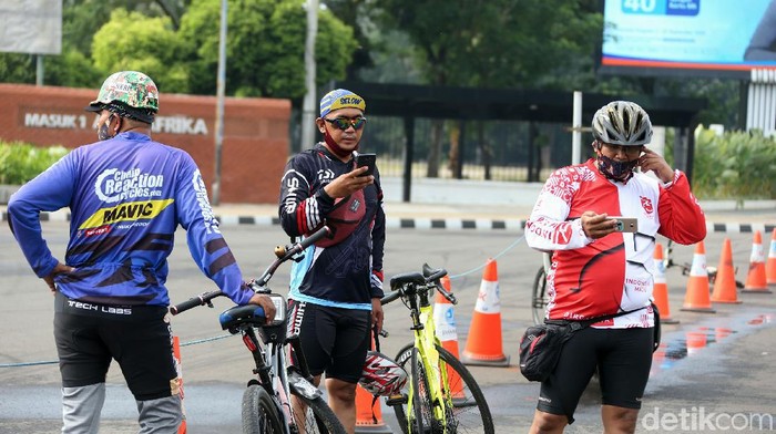 Gaya Sehat Warga bengan Bersepeda di Masa PSBB Transisi Sejumlah pesepeda bergerombol di Jalan Jend. Sudirman, Jakarta, Minggu (18/10/2020). Bersepeda kini menjadi olahraga dan juga aktifitas pilihan banyak warga DKI Jakarta untuk sekaligus melepas rasa penat saat pemberlakuan PSBB Transisi.