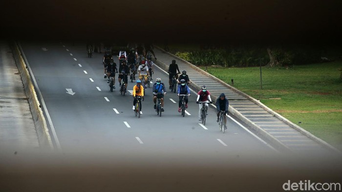 Sejumlah pesepeda bergerombol di Jalan Jend. Sudirman, Jakarta, Minggu (18/10/2020). Bersepeda kini menjadi olahraga dan juga aktifitas pilihan banyak warga DKI Jakarta untuk sekaligus melepas rasa penat saat pemberlakuan PSBB Transisi.