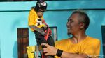 Gemes! Monyet ini Pakai Baju dan Helm Lho