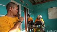 Aaro Chan membuat sendiri semua perlengkapan monyetnya.