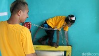 Pandemi COVID-19 membuat banyak warga mencari binatang peliharaan salah satunya monyet. Meski tergolong hewan liar banyak warga mulai tertarik memeliharanya.