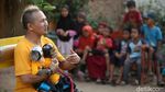 Gemes! Monyet ini Pakai Baju dan Helm Lho