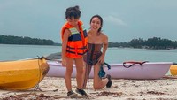 Bersama Gempi, Gisel terlihat seksi. Foto: Instagram
