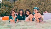 Ada juga teman-temannya yang lain. Foto: Instagram
